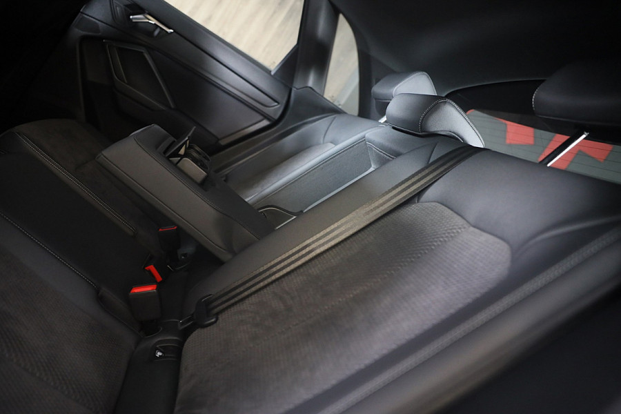 Audi Q3 45 TFSI e RSQ3 Look / Camera / Cc / Lane Assist / Digital Cockpit / S Line Zetels / Open Panoramadak / Pdc / Matrix / 19 I