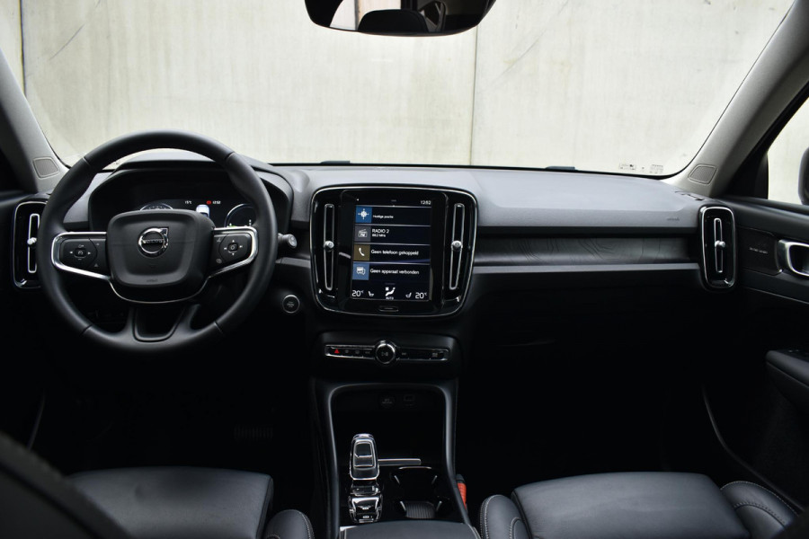 Volvo XC40 T5 262PK Recharge Inscription / Adaptive Cruise Control / Leren bekleding / Elektrisch verstelbare stoelen met geheugen / Stoel- en stuurverwarming / Elektrisch panorama schuifdak / Trekhaak elektrisch uitklapbaar/ Elektrische achterklep / Achteruitrijcamera / Parkeersensoren V+A