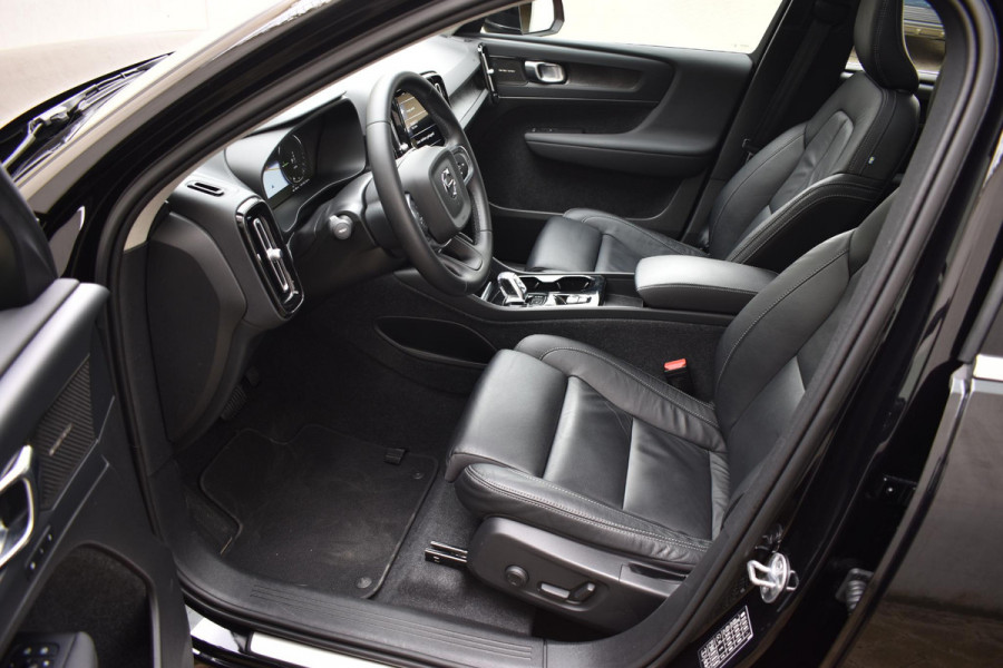 Volvo XC40 T5 262PK Recharge Inscription / Adaptive Cruise Control / Leren bekleding / Elektrisch verstelbare stoelen met geheugen / Stoel- en stuurverwarming / Elektrisch panorama schuifdak / Trekhaak elektrisch uitklapbaar/ Elektrische achterklep / Achteruitrijcamera / Parkeersensoren V+A