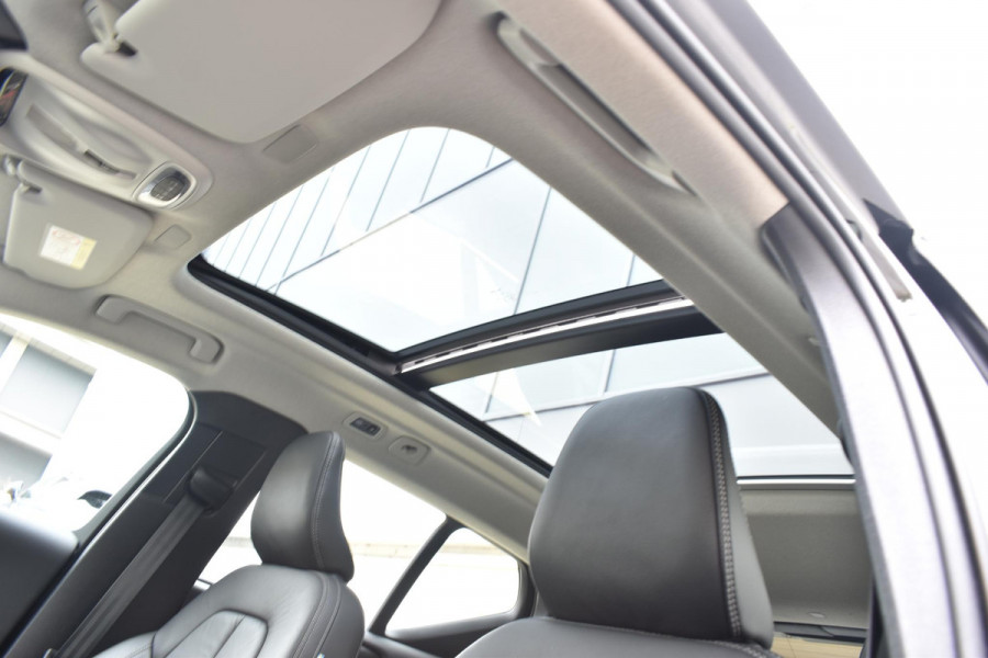 Volvo XC40 T5 262PK Recharge Inscription / Adaptive Cruise Control / Leren bekleding / Elektrisch verstelbare stoelen met geheugen / Stoel- en stuurverwarming / Elektrisch panorama schuifdak / Trekhaak elektrisch uitklapbaar/ Elektrische achterklep / Achteruitrijcamera / Parkeersensoren V+A