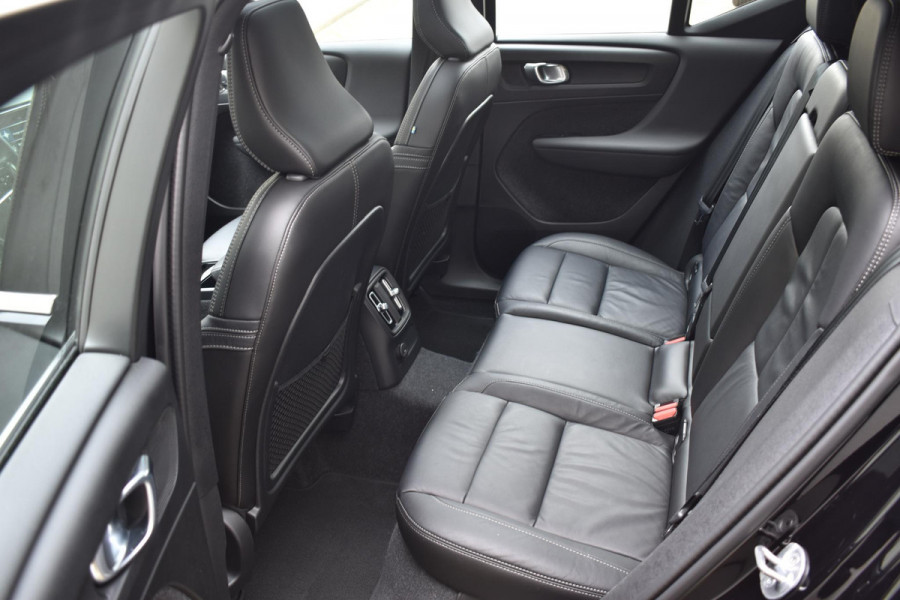 Volvo XC40 T5 262PK Recharge Inscription / Adaptive Cruise Control / Leren bekleding / Elektrisch verstelbare stoelen met geheugen / Stoel- en stuurverwarming / Elektrisch panorama schuifdak / Trekhaak elektrisch uitklapbaar/ Elektrische achterklep / Achteruitrijcamera / Parkeersensoren V+A