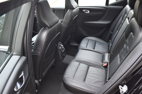 Volvo XC40 T5 262PK Recharge Inscription / Adaptive Cruise Control / Leren bekleding / Elektrisch verstelbare stoelen met geheugen / Stoel- en stuurverwarming / Elektrisch panorama schuifdak / Trekhaak elektrisch uitklapbaar/ Elektrische achterklep / Achteruitrijcamera / Parkeersensoren V+A