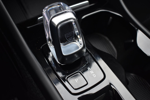 Volvo XC40 T5 262PK Recharge Inscription / Adaptive Cruise Control / Leren bekleding / Elektrisch verstelbare stoelen met geheugen / Stoel- en stuurverwarming / Elektrisch panorama schuifdak / Trekhaak elektrisch uitklapbaar/ Elektrische achterklep / Achteruitrijcamera / Parkeersensoren V+A