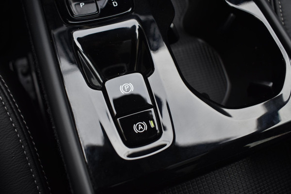 Volvo XC40 T5 262PK Recharge Inscription / Adaptive Cruise Control / Leren bekleding / Elektrisch verstelbare stoelen met geheugen / Stoel- en stuurverwarming / Elektrisch panorama schuifdak / Trekhaak elektrisch uitklapbaar/ Elektrische achterklep / Achteruitrijcamera / Parkeersensoren V+A