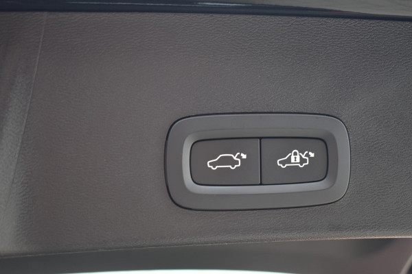 Volvo XC40 T5 262PK Recharge Inscription / Adaptive Cruise Control / Leren bekleding / Elektrisch verstelbare stoelen met geheugen / Stoel- en stuurverwarming / Elektrisch panorama schuifdak / Trekhaak elektrisch uitklapbaar/ Elektrische achterklep / Achteruitrijcamera / Parkeersensoren V+A