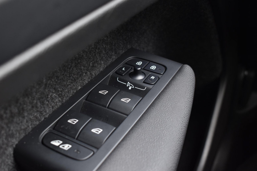 Volvo XC40 T5 262PK Recharge Inscription / Adaptive Cruise Control / Leren bekleding / Elektrisch verstelbare stoelen met geheugen / Stoel- en stuurverwarming / Elektrisch panorama schuifdak / Trekhaak elektrisch uitklapbaar/ Elektrische achterklep / Achteruitrijcamera / Parkeersensoren V+A
