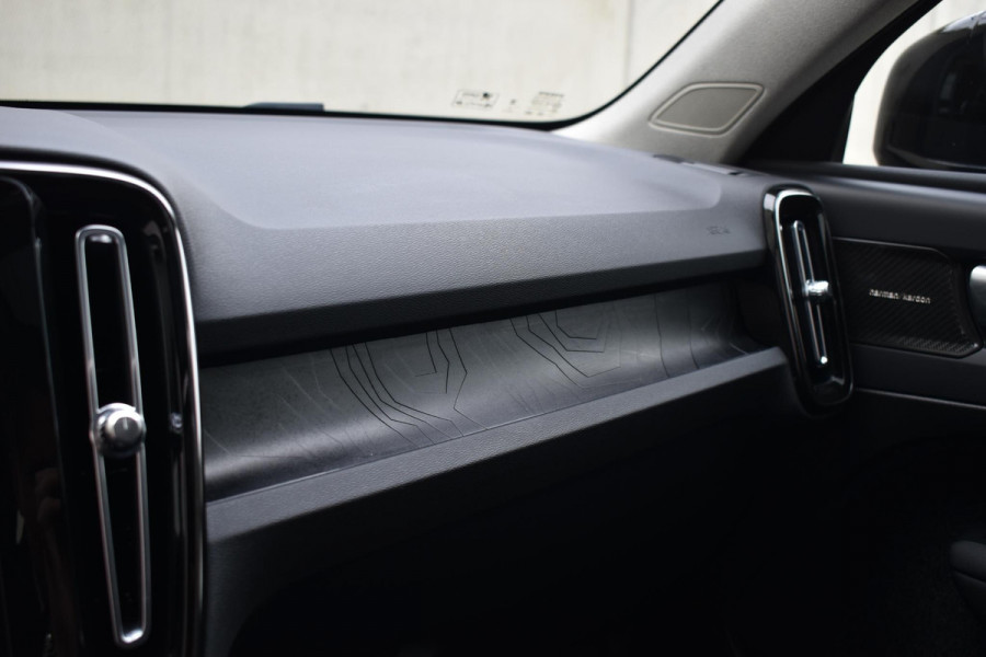 Volvo XC40 T5 262PK Recharge Inscription / Adaptive Cruise Control / Leren bekleding / Elektrisch verstelbare stoelen met geheugen / Stoel- en stuurverwarming / Elektrisch panorama schuifdak / Trekhaak elektrisch uitklapbaar/ Elektrische achterklep / Achteruitrijcamera / Parkeersensoren V+A
