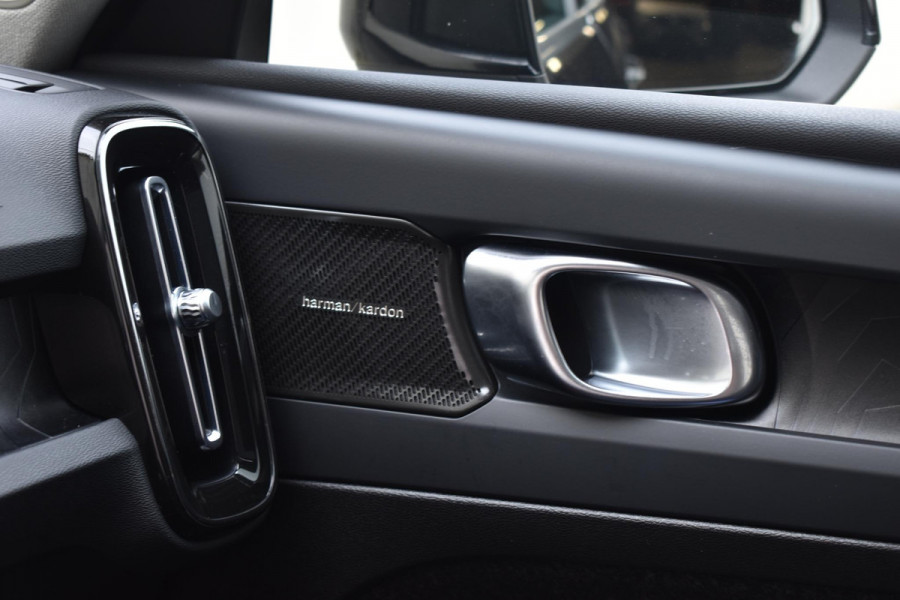 Volvo XC40 T5 262PK Recharge Inscription / Adaptive Cruise Control / Leren bekleding / Elektrisch verstelbare stoelen met geheugen / Stoel- en stuurverwarming / Elektrisch panorama schuifdak / Trekhaak elektrisch uitklapbaar/ Elektrische achterklep / Achteruitrijcamera / Parkeersensoren V+A