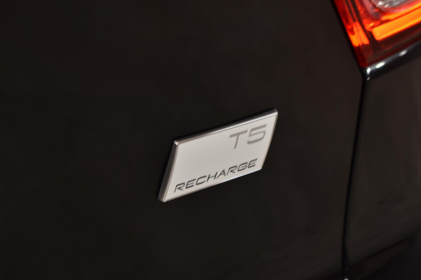 Volvo XC40 T5 262PK Recharge Inscription / Adaptive Cruise Control / Leren bekleding / Elektrisch verstelbare stoelen met geheugen / Stoel- en stuurverwarming / Elektrisch panorama schuifdak / Trekhaak elektrisch uitklapbaar/ Elektrische achterklep / Achteruitrijcamera / Parkeersensoren V+A
