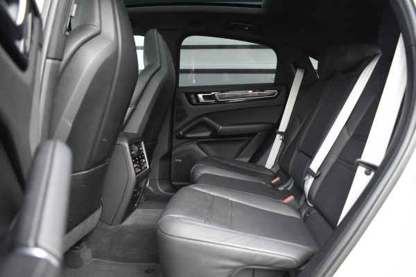 Porsche Cayenne Coupé 3.0 E-Hybrid Platinum Edition SportDesign *Krijt* | Sportuitlaat | Panorama | ACC | Trekhaak | Ventilatie | Achterasbesturing | Bose | Head-Up | 22'' Wielen |