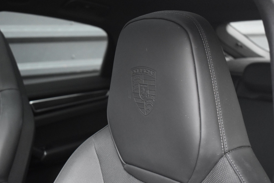 Porsche Cayenne Coupé 3.0 E-Hybrid Platinum Edition SportDesign *Krijt* | Sportuitlaat | Panorama | ACC | Trekhaak | Ventilatie | Achterasbesturing | Bose | Head-Up | 22'' Wielen |