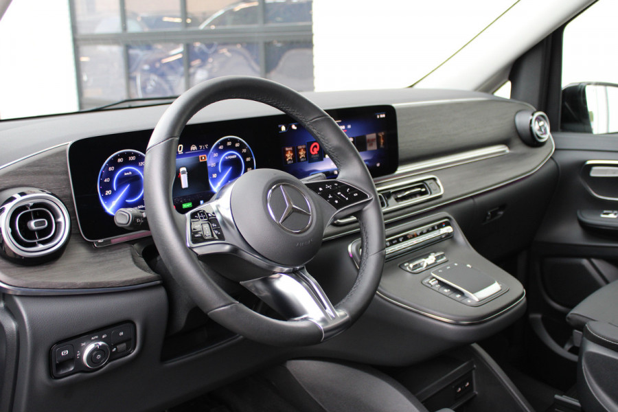 Mercedes-Benz Eqv 300 L2 / AMG / Panorama / Luchtvering / 7-Persoons / Slaapbank / 360 Camera / Vol Opties / NIEUWSTAAT