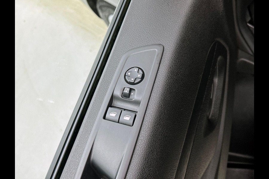 Opel Vivaro 2.0 180PK L3 Automaat Dubbele Cabine 2 schuifdeuren Android Auto/Apple CarPlay Navigatie Keyless Entry&Start Climate Control Camera Cruise Control Houten afwerking laadruimte Trekhaak lichtmetalen velgen