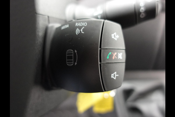 Renault Master T33 2.3 dCi 135PK L2H2 Airco Cruise control Parkeersensoren Navigatie Trekhaak