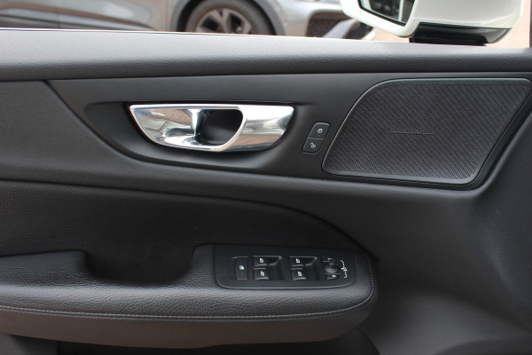 Volvo V60 2.0 T5 Inscription / Panoramadak / CarPlay / Parkeerhulp V+A / Harman Kardon / Leder / 18'' / Getint glas / Stoelverwarming / DAB / Adaptive Cruise Control