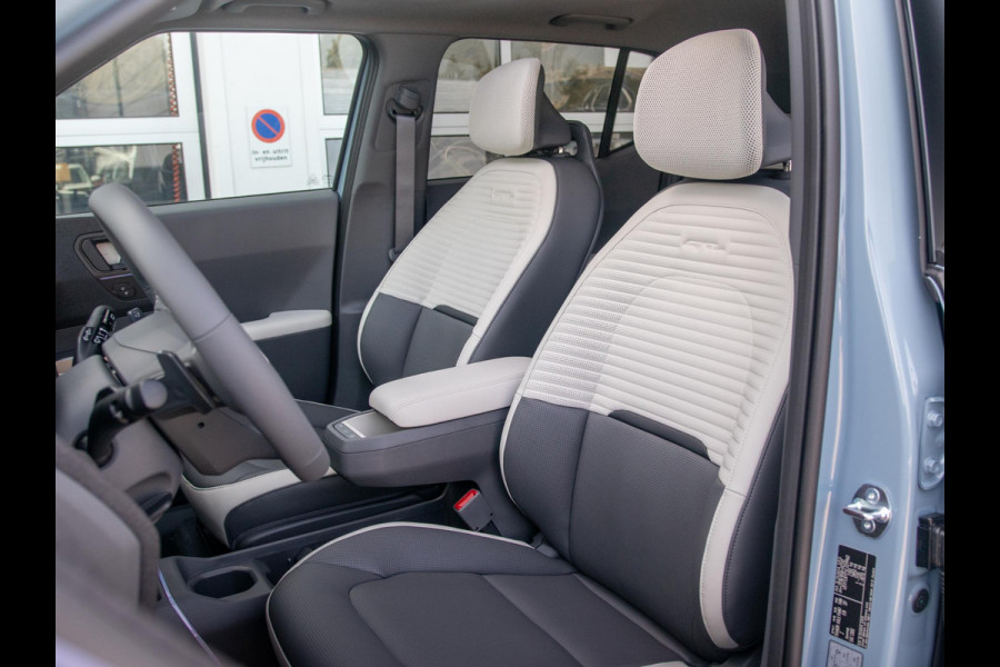 Kia EV2 GT-Line 61 kWh | 5p. | Actieprijs* | Navi. | Clima. | Adapt. Cruise. | Stoel&Stuur Verwarming | Dakrails | 15L Frunk | Harman Kardon | Glazen Kanteldak | Vegan Lederen Stoelbekleding 'GT-Line' | Slimme Parkeerassistentie | Dodehoekcamera