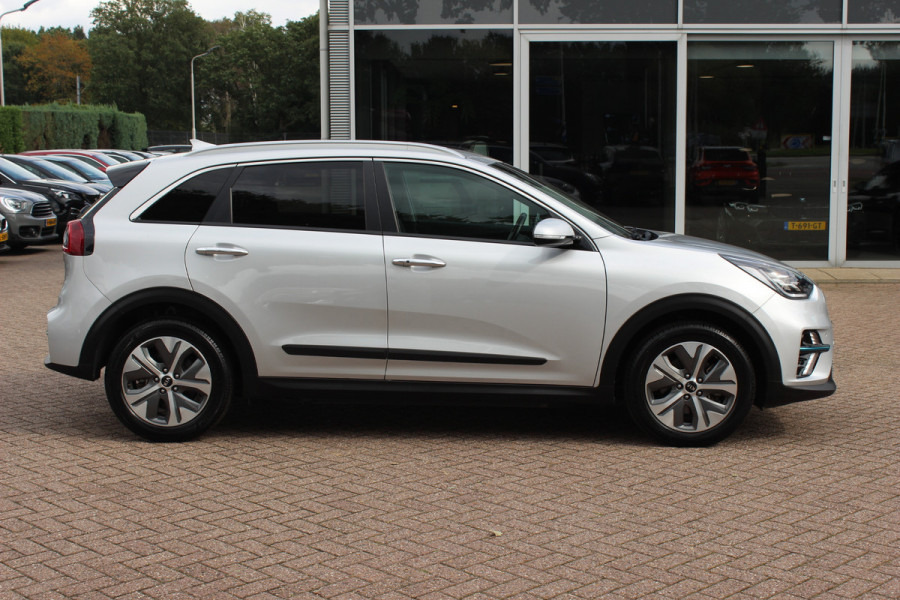 Kia e-Niro ExecutiveLine 64 kWh / SoH 95,5 % / Camera / Leder / Keyless / Stoelventilatie / Navigatie / Dodehoek / DAB / Cruise Control / Warmtepomp
