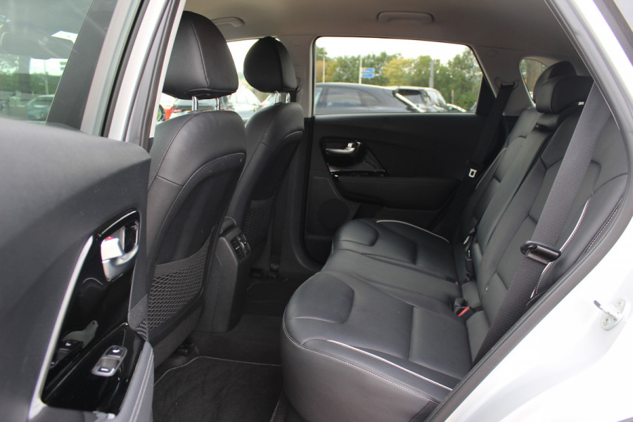 Kia e-Niro ExecutiveLine 64 kWh / SoH 95,5 % / Camera / Leder / Keyless / Stoelventilatie / Navigatie / Dodehoek / DAB / Cruise Control / Warmtepomp
