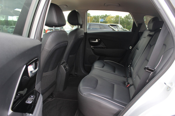 Kia e-Niro ExecutiveLine 64 kWh / SoH 95,5 % / Camera / Leder / Keyless / Stoelventilatie / Navigatie / Dodehoek / DAB / Cruise Control / Warmtepomp