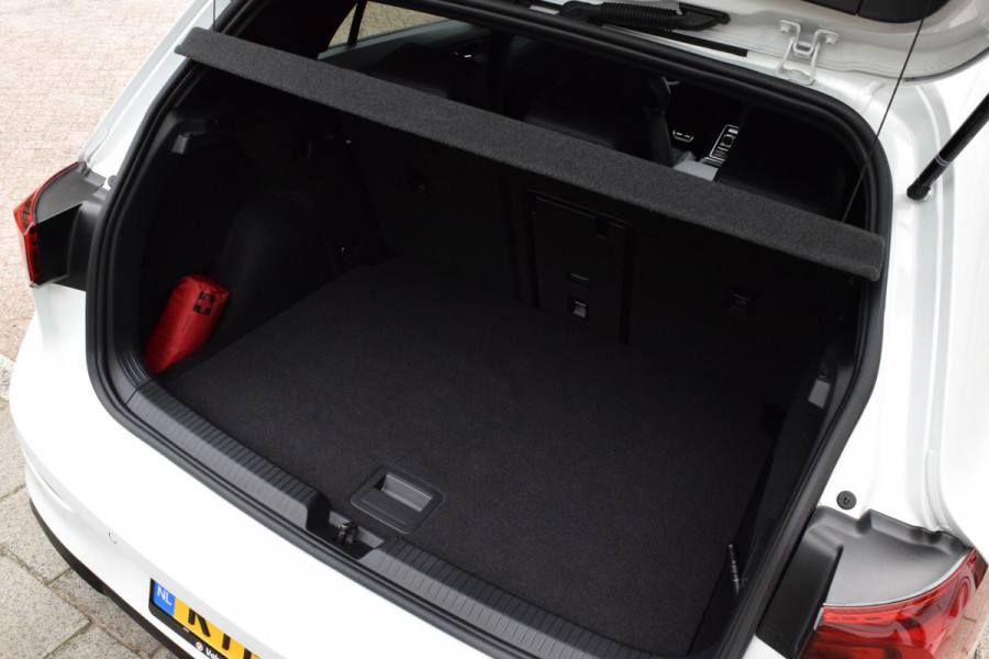 Volkswagen Golf 1.5 eTSI R-Line|Camera|Sfeer|Carplay|