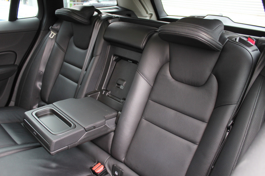 Volvo V60 2.0 B3 Inscription | Panoramadak | Trekhaak | Leder | BLIS | Navigatie