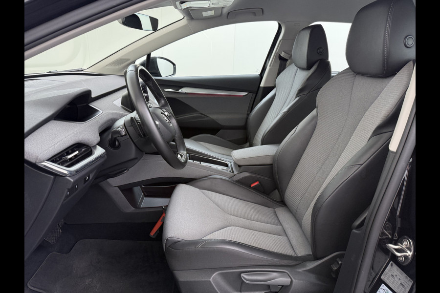 Škoda ENYAQ iV 80 204PK Warmtepomp Trekhaak SOH 92% Camera 3-Zone Ecc Stoel+Stuur+Achterbankverwarming Navi Apple Carplay Android Auto P-Assist Lmv Led Isofix Cruise Control Keyless-go Rijstrooksensor met correctie 1.000KG Trekgewicht 1e Eigenaar Origineel Nederlandse Auto