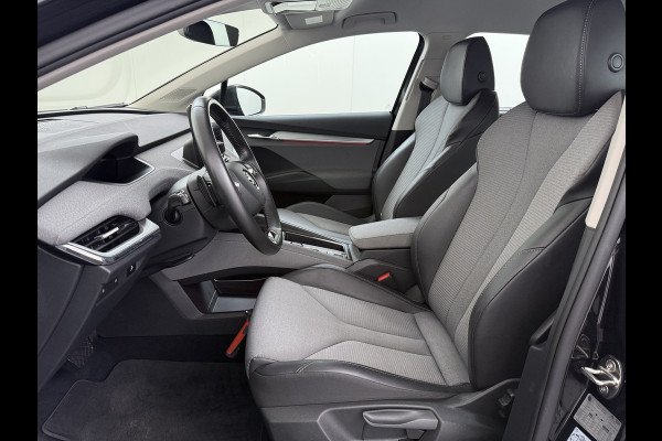 Škoda ENYAQ iV 80 204PK Warmtepomp Trekhaak SOH 92% Camera 3-Zone Ecc Stoel+Stuur+Achterbankverwarming Navi Apple Carplay Android Auto P-Assist Lmv Led Isofix Cruise Control Keyless-go Rijstrooksensor met correctie 1.000KG Trekgewicht 1e Eigenaar Origineel Nederlandse Auto