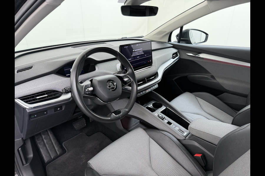 Škoda ENYAQ iV 80 204PK Warmtepomp Trekhaak SOH 92% Camera 3-Zone Ecc Stoel+Stuur+Achterbankverwarming Navi Apple Carplay Android Auto P-Assist Lmv Led Isofix Cruise Control Keyless-go Rijstrooksensor met correctie 1.000KG Trekgewicht 1e Eigenaar Origineel Nederlandse Auto