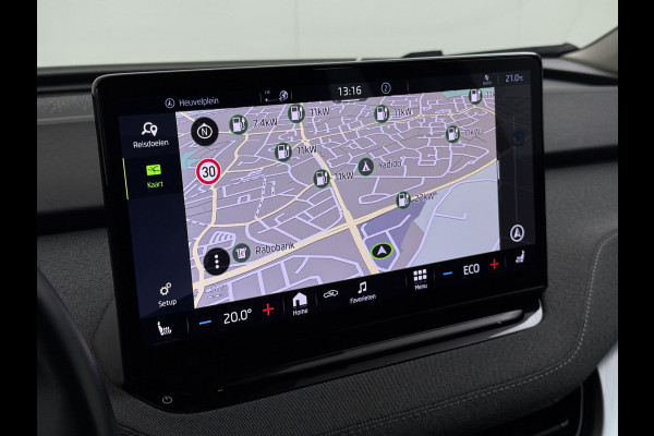 Škoda ENYAQ iV 80 204PK Warmtepomp Trekhaak SOH 92% Camera 3-Zone Ecc Stoel+Stuur+Achterbankverwarming Navi Apple Carplay Android Auto P-Assist Lmv Led Isofix Cruise Control Keyless-go Rijstrooksensor met correctie 1.000KG Trekgewicht 1e Eigenaar Origineel Nederlandse Auto