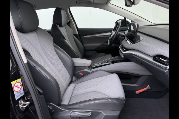 Škoda ENYAQ iV 80 204PK Warmtepomp Trekhaak SOH 92% Camera 3-Zone Ecc Stoel+Stuur+Achterbankverwarming Navi Apple Carplay Android Auto P-Assist Lmv Led Isofix Cruise Control Keyless-go Rijstrooksensor met correctie 1.000KG Trekgewicht 1e Eigenaar Origineel Nederlandse Auto