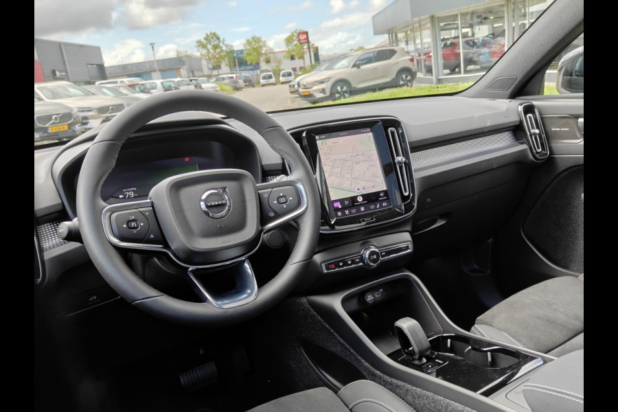 Volvo EX40 252PK Extended Range Plus Black Ed. 82 kWh | BLIS | ACC | PDC V+A | Pano | Verwarm. Stoelen/Stuur | Warmtepomp |