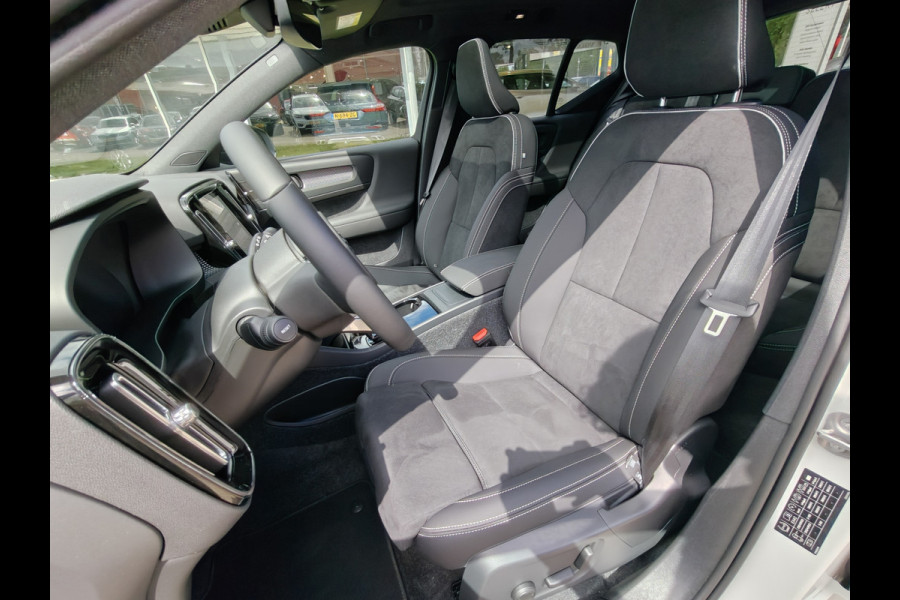 Volvo EX40 252PK Extended Range Plus Black Ed. 82 kWh | BLIS | ACC | PDC V+A | Pano | Verwarm. Stoelen/Stuur | Warmtepomp |