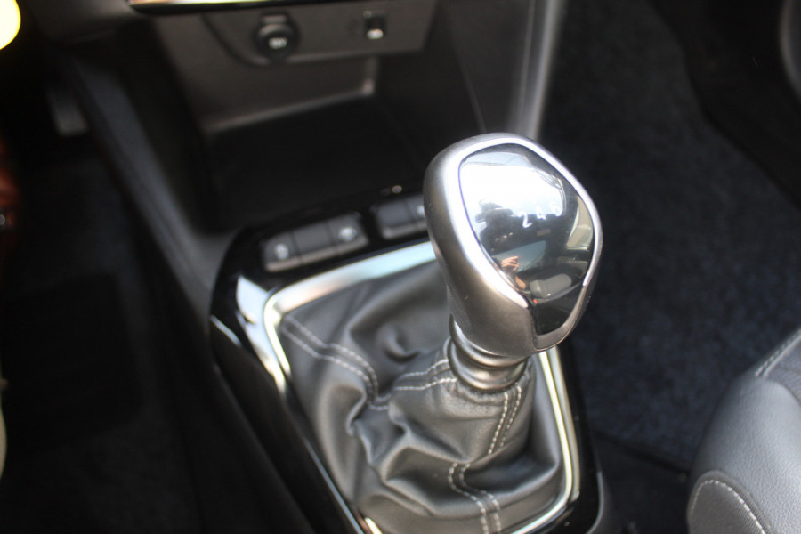 Opel Corsa 1.2 GS Line 100PK TURBO In nieuwstaat verkerende Opel Corsa ! Autm. airco, cruise cntrl, lane assist, panoramadak, verwarmde stoelen, LM wielen, camera, pdc v+a, navigatie by Apple Carplay/Android auto, metallic, LED verl. etc.