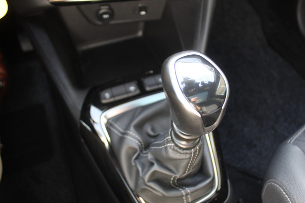 Opel Corsa 1.2 GS Line 100PK TURBO In nieuwstaat verkerende Opel Corsa ! Autm. airco, cruise cntrl, lane assist, panoramadak, verwarmde stoelen, LM wielen, camera, pdc v+a, navigatie by Apple Carplay/Android auto, metallic, LED verl. etc.