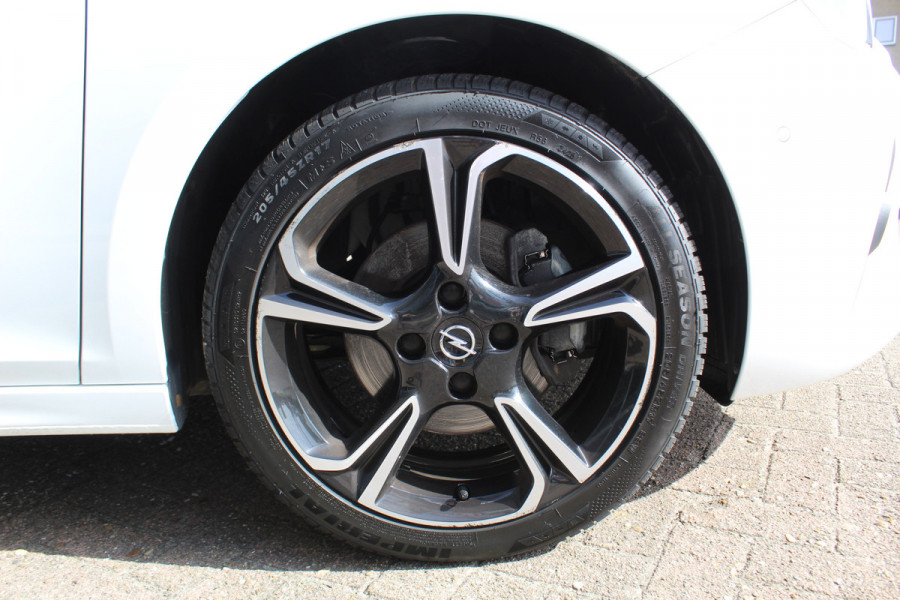 Opel Corsa 1.2 GS Line 100PK TURBO In nieuwstaat verkerende Opel Corsa ! Autm. airco, cruise cntrl, lane assist, panoramadak, verwarmde stoelen, LM wielen, camera, pdc v+a, navigatie by Apple Carplay/Android auto, metallic, LED verl. etc.