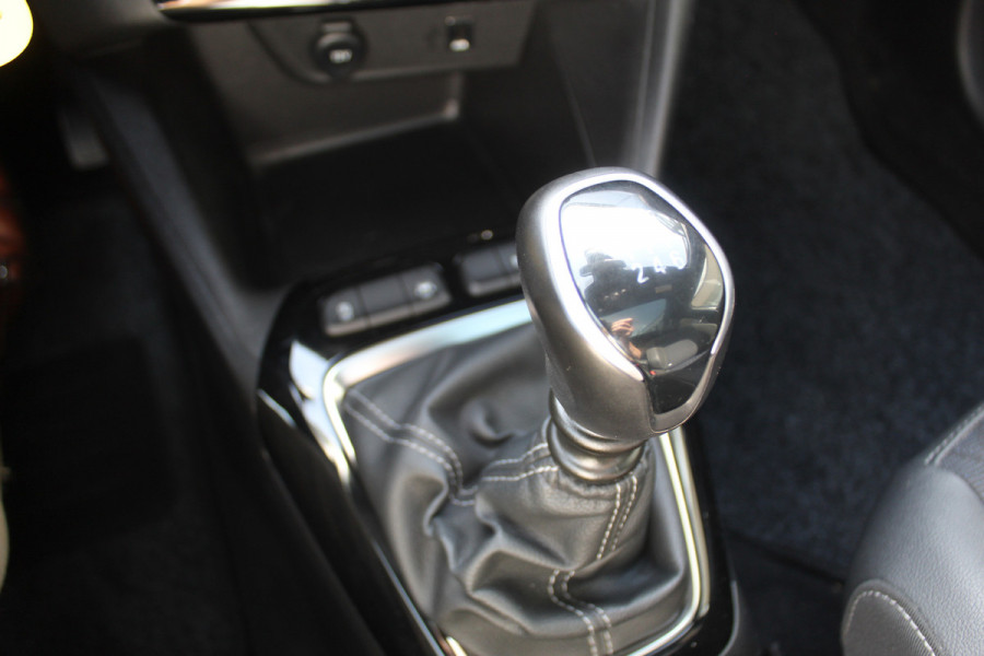 Opel Corsa 1.2 GS Line 100PK TURBO In nieuwstaat verkerende Opel Corsa ! Autm. airco, cruise cntrl, lane assist, panoramadak, verwarmde stoelen, LM wielen, camera, pdc v+a, navigatie by Apple Carplay/Android auto, metallic, LED verl. etc.