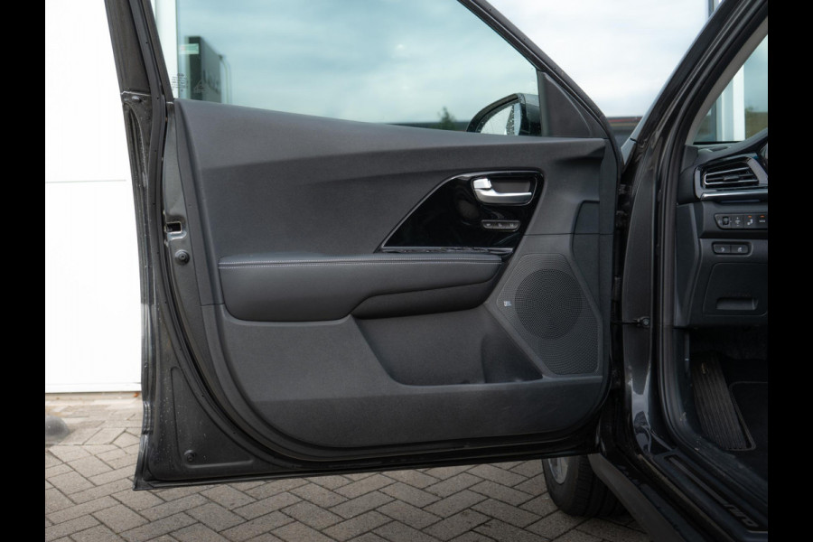 Kia e-Niro ExecutiveLine 64 kWh | Stoel en stuurverwarming | Stoelventilatie | Schuif/-kanteldak | JBL | Achteruitrijcamera | Navi | PDC voor & achter