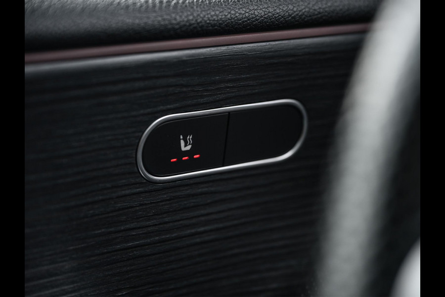 Mercedes-Benz A-Klasse 250 Premium Plus | AMG Line | Panoramadak | Led | Burmester | Stoelverwarming | Ambiance Interieur | Keyless Entry |
