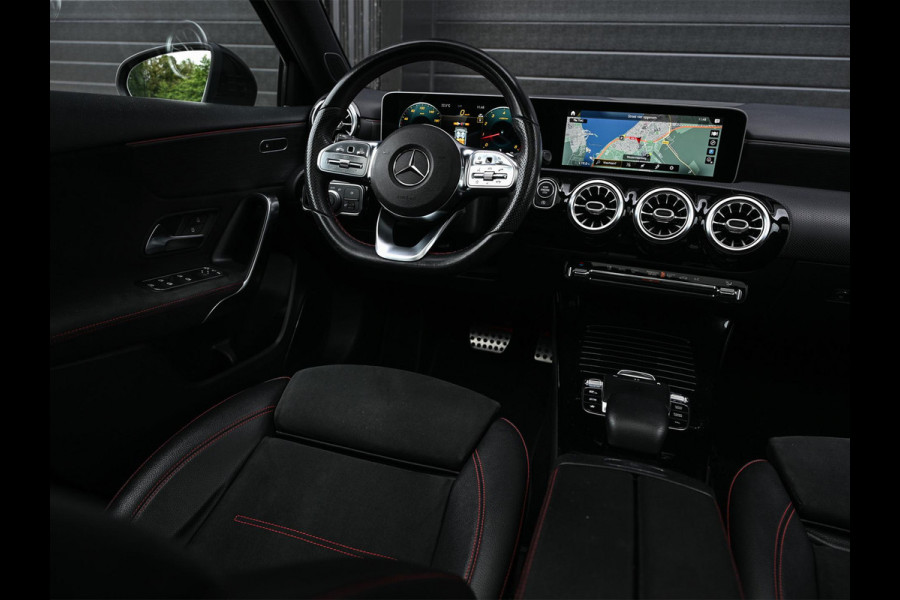 Mercedes-Benz A-Klasse 250 Premium Plus | AMG Line | Panoramadak | Led | Burmester | Stoelverwarming | Ambiance Interieur | Keyless Entry |