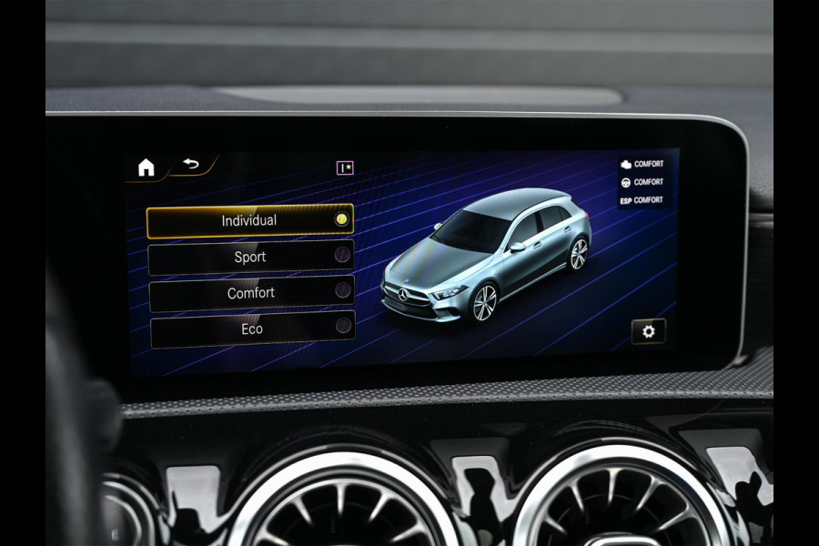 Mercedes-Benz A-Klasse 250 Premium Plus | AMG Line | Panoramadak | Led | Burmester | Stoelverwarming | Ambiance Interieur | Keyless Entry |
