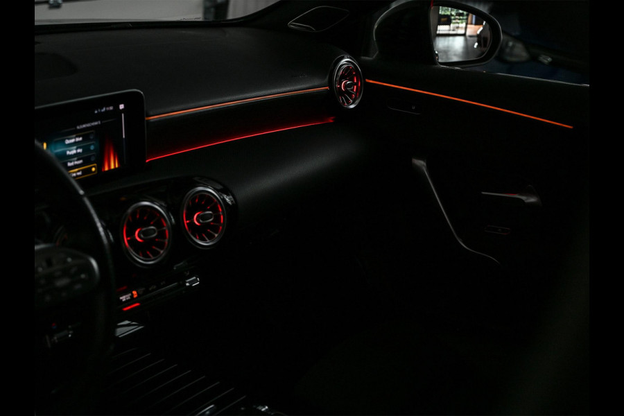 Mercedes-Benz A-Klasse 250 Premium Plus | AMG Line | Panoramadak | Led | Burmester | Stoelverwarming | Ambiance Interieur | Keyless Entry |