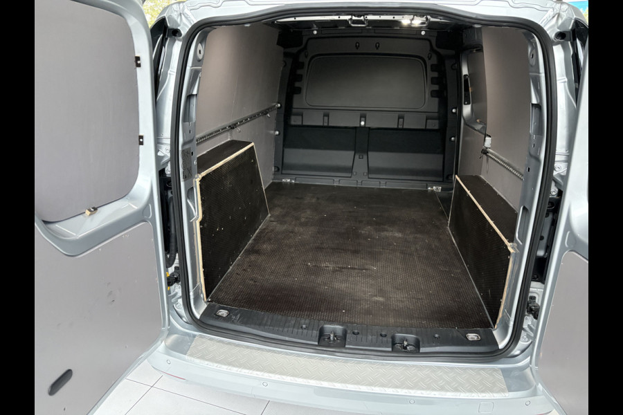 Volkswagen Caddy Cargo Maxi 2.0 TDI Comfort Airco - Apple carplay - Parkeersensor achter - Zijschuifdeur rechts - Tussenschot volledig - Zijwandbekleding laadruimte - Cruise control - Bluetooth - Start/stop systeem - Elektrische ramen - Stuur multifunctioneel - Regensensor
