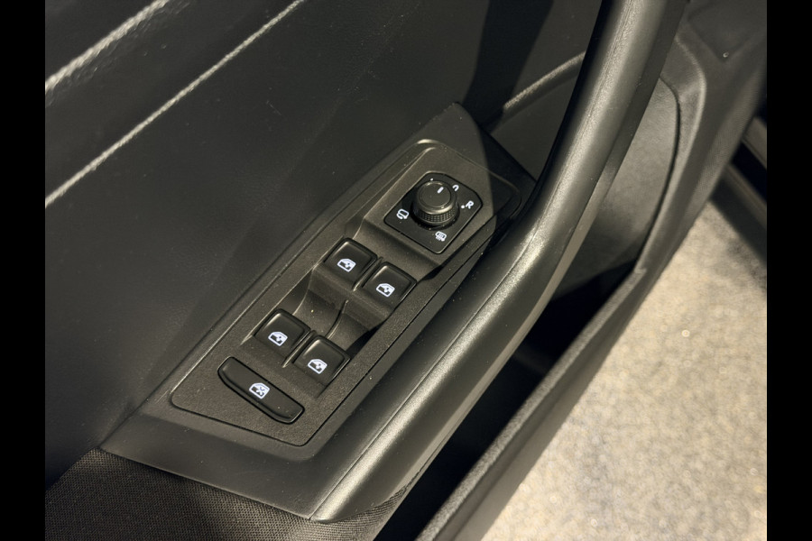 Volkswagen T-Roc 1.5 TSI Sport Stoelverwarming | Lane assist | Trekhaak | Navigatie