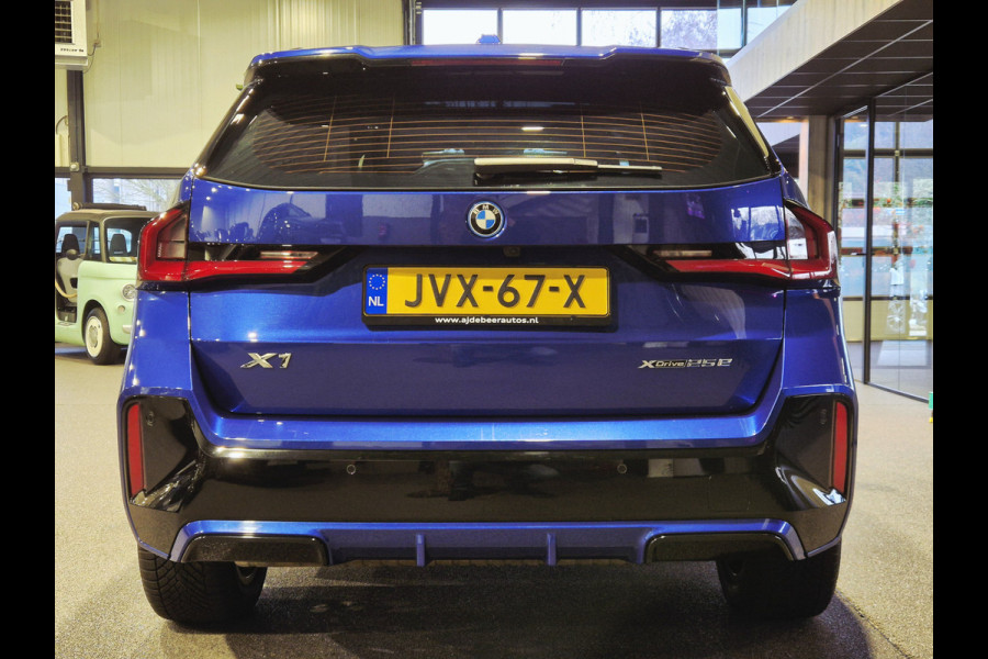 BMW X1 xDrive25e High Executive M-Sport | Panorama | HUD | 360 Camera | Stoelverwarming | Carplay/Android