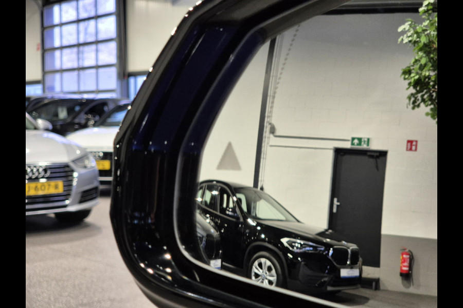 BMW X1 xDrive25e High Executive M-Sport | Panorama | HUD | 360 Camera | Stoelverwarming | Carplay/Android
