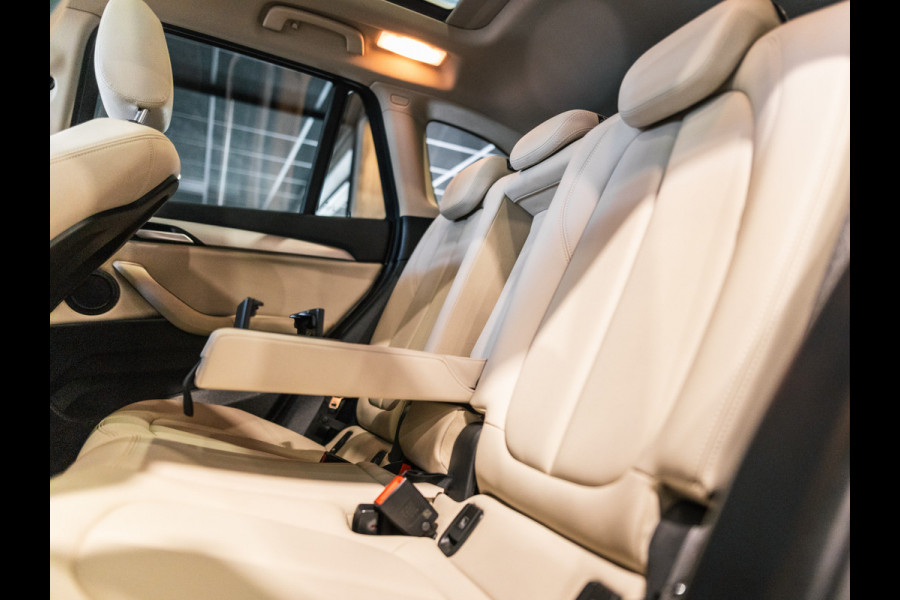 BMW X1 sDrive20i 190pk Executive X-Line | Facelift | Panorama | Camera | HUD | Leder beige | Camera | NAP