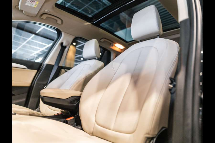 BMW X1 sDrive20i 190pk Executive X-Line | Facelift | Panorama | Camera | HUD | Leder beige | Camera | NAP