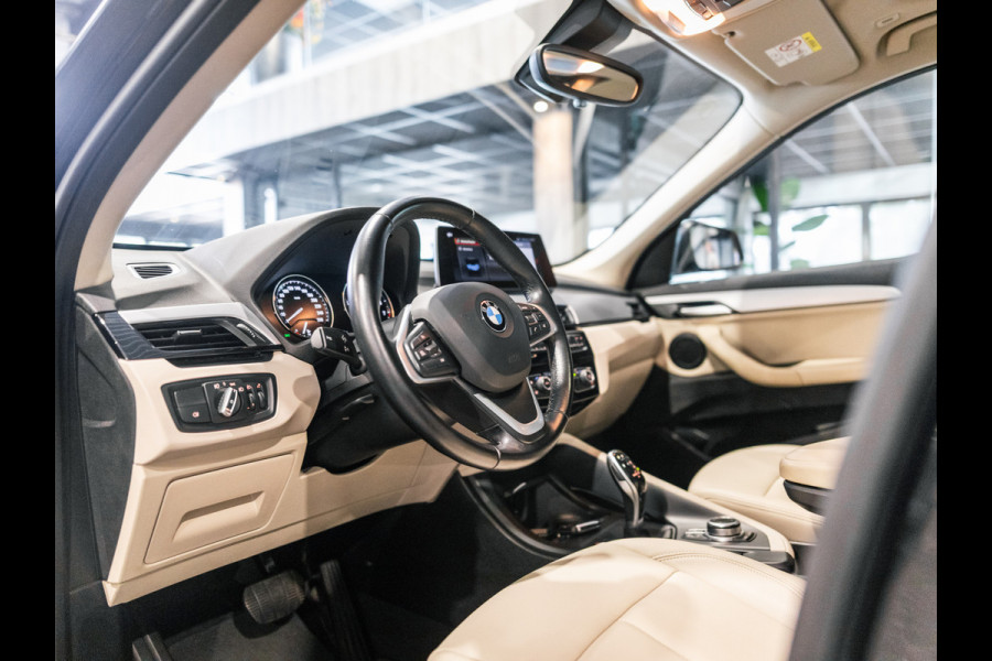 BMW X1 sDrive20i 190pk Executive X-Line | Facelift | Panorama | Camera | HUD | Leder beige | Camera | NAP