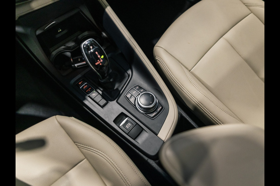 BMW X1 sDrive20i 190pk Executive X-Line | Facelift | Panorama | Camera | HUD | Leder beige | Camera | NAP