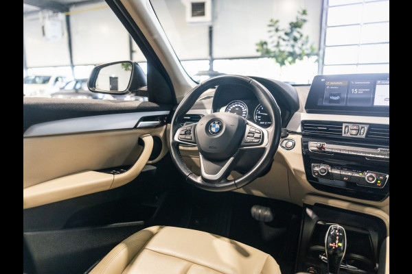 BMW X1 sDrive20i 190pk Executive X-Line | Facelift | Panorama | Camera | HUD | Leder beige | Camera | NAP